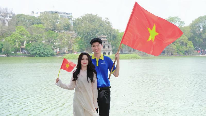 Một nhân viên Con Cưng đang sắp xếp hàng hóa gọn gàng trên kệ trong cửa hàng mẹ và bé, thể hiện sự chăm chỉ và tỉ mỉ